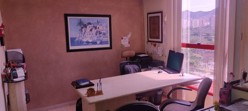 Imagen 3 de 12 de Oficina En Venta En Av Bolivar, Telf. 0241-8239522