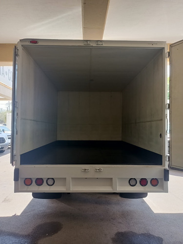 Imagen 9 de 9 de Hino 816 Semi Long Modelo 2015