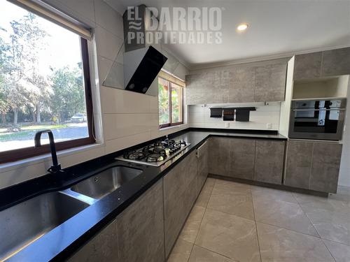 Casa En Venta En Chicureo, A Pasos Del Colegio Santa Cruz