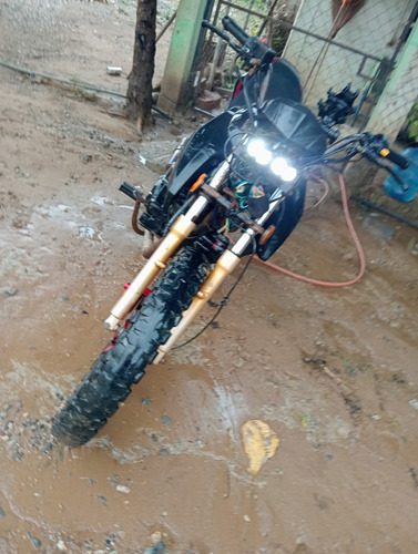Motocicleta Negra, Con Detalles Estéticos, Motor Al 100