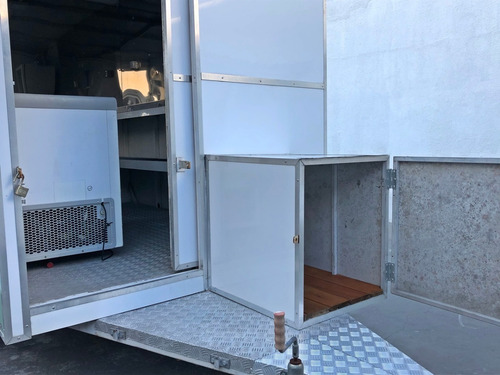 Food Truck Isidoc Equipado