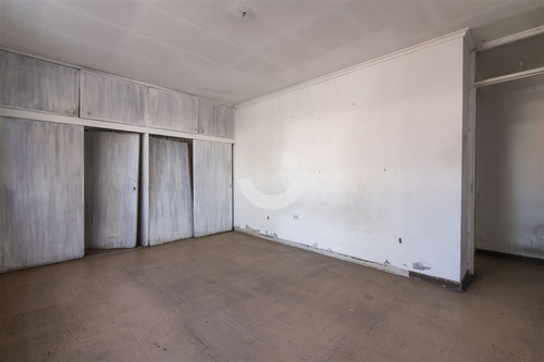 Amplia Y Bien Ubicada Casa Para Remodelar