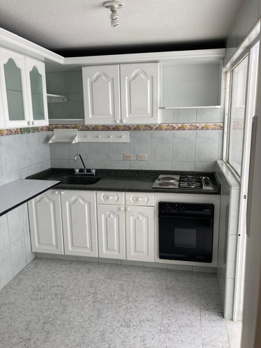 Casa De Dos Niveles Ubicada En Un Buen Sector Residencial