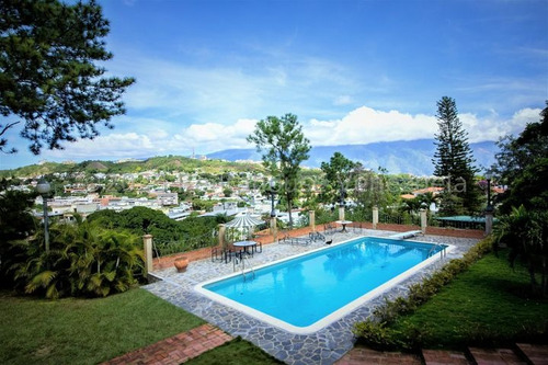 Tg Casa Colonial En Venta En Cumbres De Curumo, En Calle Cerrada Con Vista Al Ávila 24-11853 Ys