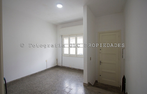 Imagen 2 de 12 de Apartamento De Dos Dormitorios En Tres Cruces Con Entrada Independiente.