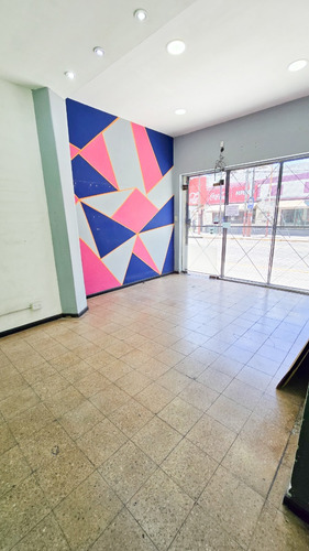 Venta De Local Sobre Avenida Muy Amplio Con Pequeño Patio.