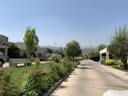 Condominio / Avenida La Dehesa / Bernardo Larraín