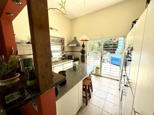 Casa 3 Ambientes + Casa 2 Ambientes Al Fono En Palomar Ideal Dos Familias O Para Uso Profesional.