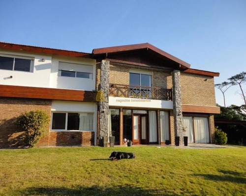Venta Y Alquiler Temporario De Gran Casa En Pinares A Una Cuadra De La Playa- Ref: 4176