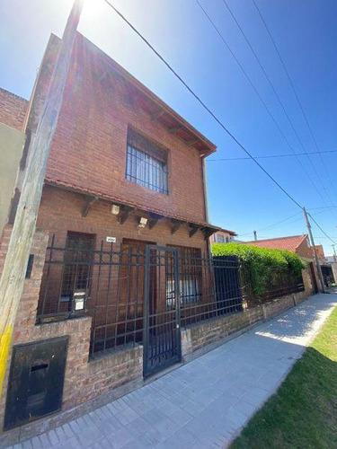 Casa En Venta De 3 Dormitorios C/ Cochera + Dos Locales Comerciales