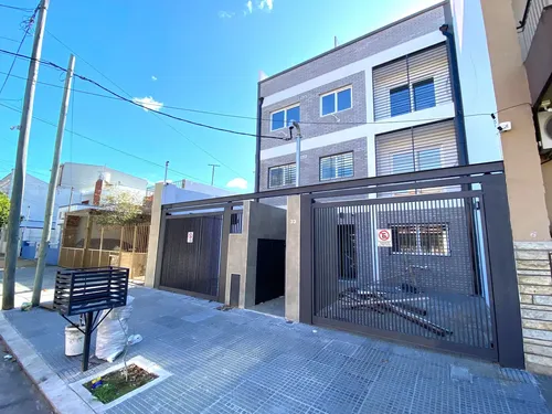 Departamento De 3 Ambientes En Planta Baja Con Patio Verde, Baño En Suite Y Cochera - A Estrenar // 25 De Mayo 33