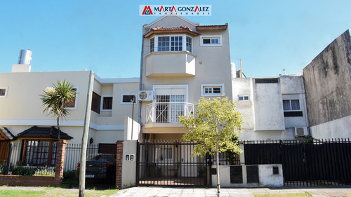 Venta. Triplex. Barrio Guemes 