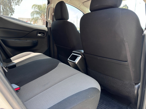 Mitsubishi L200 2.4 Cabina Doble 4x2 Mt