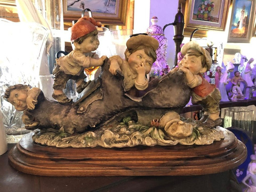 Figura Antigua Capodimonte Niños Jugando Con Bota Buen Estad