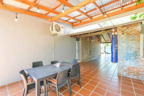 Casa De 3 Dormitorios En Venta Con Pileta - Aldea - San Eduardo