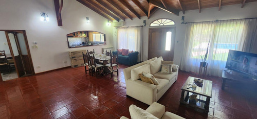 Casa 4 Ambientes C/ Garaje Y Pileta 220 M² Cub. En Lote 931 M² - Barrio Juan Grande - Laferrere