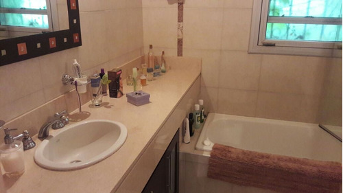 Casa Chalet 7 Ambientes En Parque Leloir Dueño Vende. Con Gran Parque Arbolado , Pileta Y Parrilla