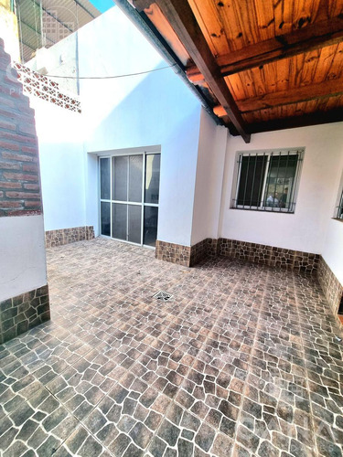 Casa En Venta De Pasillo 2 Dormitorios Reciclada.