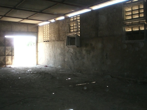 Imagen 7 de 12 de Galpón Adecuado Para Deposito O Taller Mecánico U Otros.