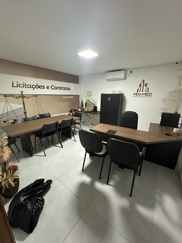 Prédio Comercial De 3 Andares Com 10 Salas E Galpão Moderno