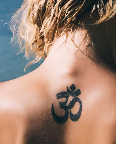 Tatuaje temporal del símbolo Om del hinduismo