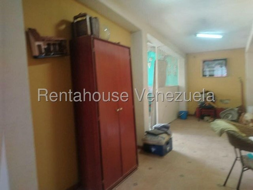% Raiza Suarez Vende Excelente Propiedad Ubicada En Villas De Yara 2 5 9 9 0 6 Consta De 3 Habitaciones 2 Baños Acabados Modernos Y Todos Los Servicios Básicos Comunícate Por Favor!