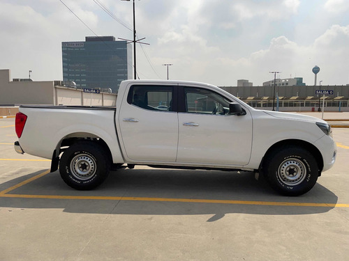 Imagen 2 de 15 de Nissan Np300 2017 2.4 Doble Cabina Se Aa Pack Seg Mt