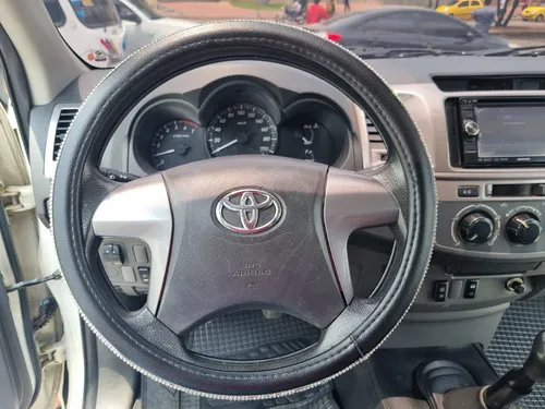 Toyota Hilux 2.7 MT 4X2