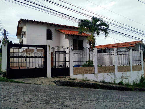   Maribelm & Naudye, Venden Linda Casa De 2 Niveles En  Colinas De Sta. Rosa Barquisimeto  Lara, Venezuela, 5 Dormitorios  3 Baños  320 M² 