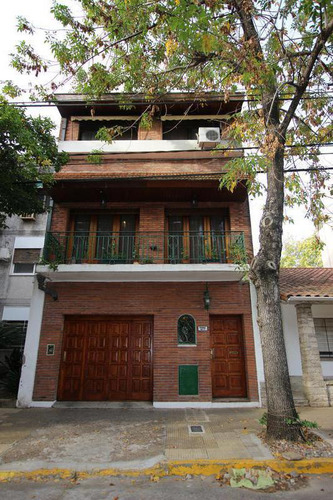 Casa Con Tres Dormitorios, Patio Y Parrilla - San Isidro Central