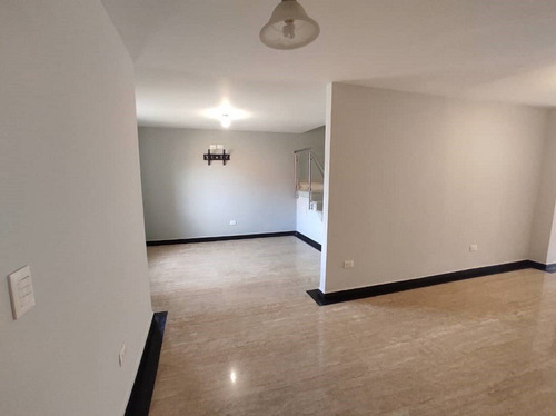 Imagen 8 de 14 de Hermoso Town House En Villas Del Valle