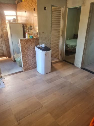 Vende-se Casa 2qts Sala Cozinha Banheiro.