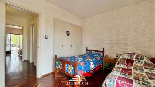Casa De 2 Dormitorios, 2 Baños Y Garaje En Parque Batlle