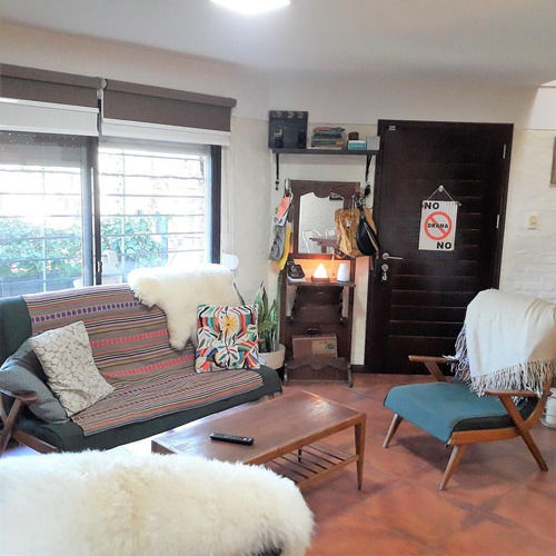 Casa En Buceo, Muy Buen Estado, 2 Dormitorios, 2 Baños, Cochera Y Parrillero
