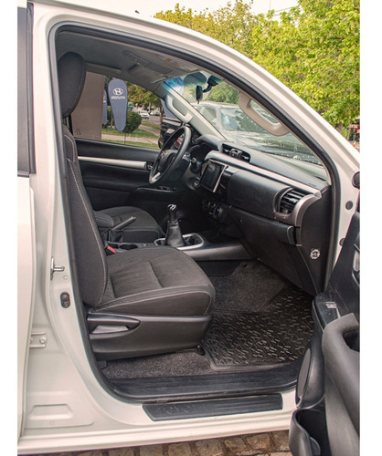 Imagen 11 de 21 de Toyota Hilux 2.8 Sr 4x4 2016