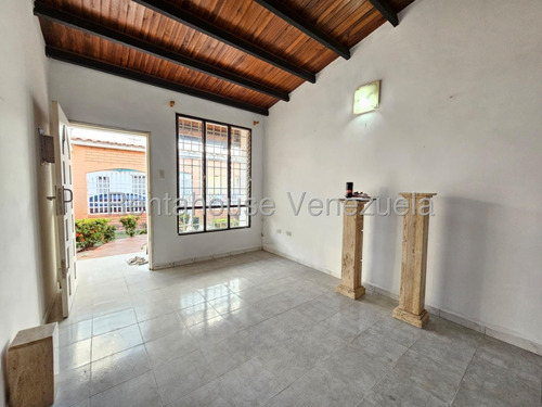 Linda Casa En Venta Urb Los Sauces Prolongación Av Aragua 25-18599 Hc
