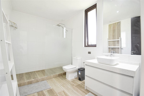 Casa En Venta De 5 Dorm. En Colina