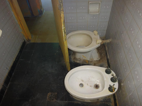 Casa De 2 Dormitorios En Zona Industrial, Cocina Comedor, Baño, Lavadero Patio De 240 M2 Con Galpón Parabólico De 100 M2 (ideal Taller /depósito). Terreno De 10 X 38 Orientado Al Norte.