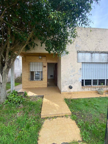 Casa En Venta - 2 Dormitorios 1 Baño - 350mts2 -  Ringuelet