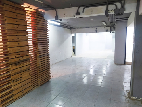 Amplio Local En Venta A Una Cuadra De La Av. Fuerzas Armadas 180m2