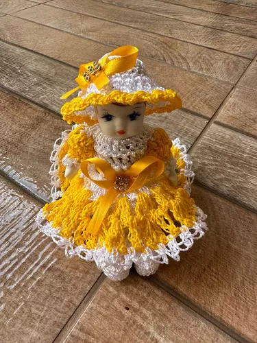 Boneca de Porcelana com Roupa de Crochê - Marrom e Branco