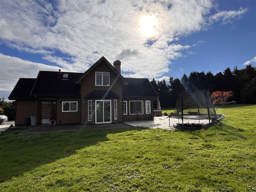 Casa En Venta De 5 Dorm. En Graneros De Puerto Varas