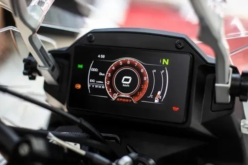 Imagen 3 de 24 de Cf Moto 650 Mt Tablero Tft 2023