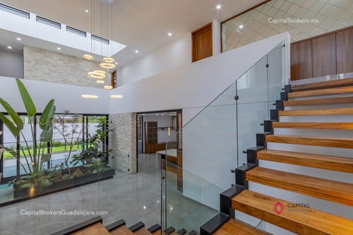 Casa De Lujo En Venta Cerca De Olivos A 5 Minutos Del Tec Con Alberca San Acasio