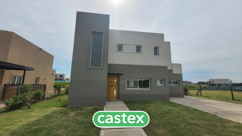 Casa A La Venta Con Salida A Laguna En El Cantón, Escobar
