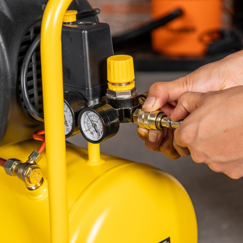 Kit Compresor de aire eléctrico portátil Pretul COMP-KIT20P3 monofásico 20L 1.5hp 127V 60Hz amarillo + manguera + pistola de gravedad