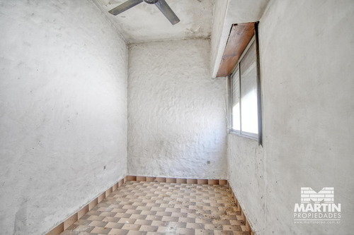 Casa 3 Ambientes Con Cochera Para Mejorar. Zona Comercial.