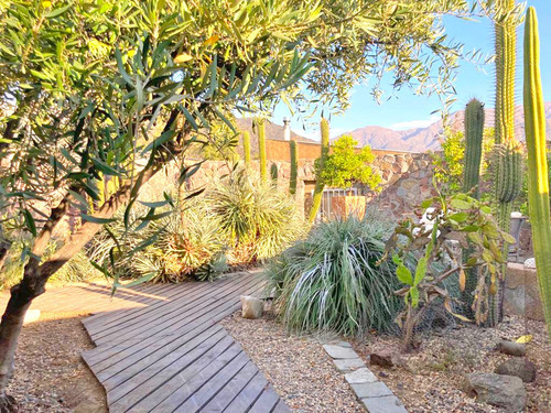 Casa De 4 Dormitorios Con Increíble Vista A Santiago