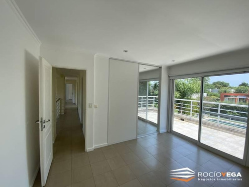 Distinguida Propiedad A La Venta En Barrio Cerrado Santa Ana
