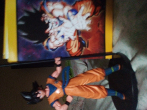 Imagen 1 de 4 de Estatua Mini De Goku